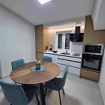 Renovated 2nd Floor Near Center 2 *