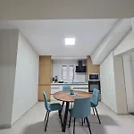Renovated 2nd Floor Near Center 2 Apartment *
