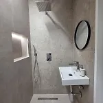 Renovated 2nd Floor Near Center 2 *