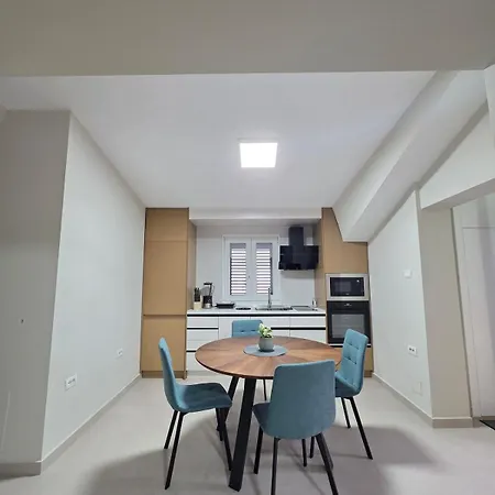 Renovated 2nd Floor Near Center 2 Daire *