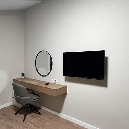 Renovated 2nd Floor Near Center 2