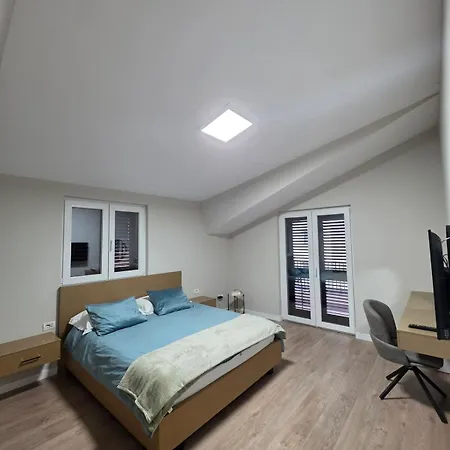 Renovated 2nd Floor Near Center 2 *