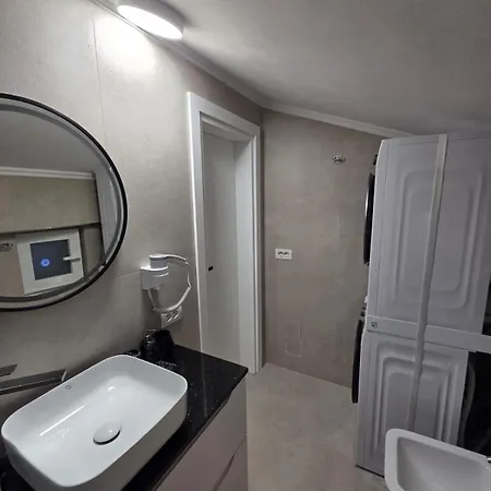 Daire Renovated 2nd Floor Near Center 2 *