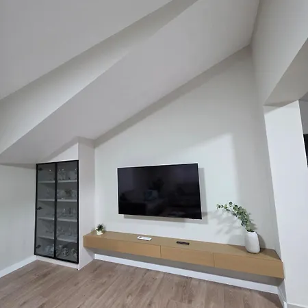 Renovated 2nd Floor Near Center 2 Daire Tiran