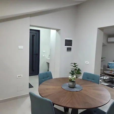 Daire Renovated 2nd Floor Near Center 2 Tiran