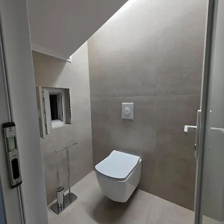 Renovated 2nd Floor Near Center 2 Daire