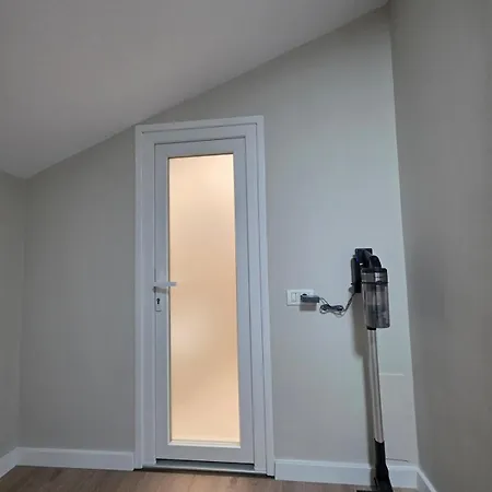 Renovated 2nd Floor Near Center 2