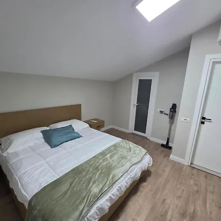 Renovated 2nd Floor Near Center 2 Daire