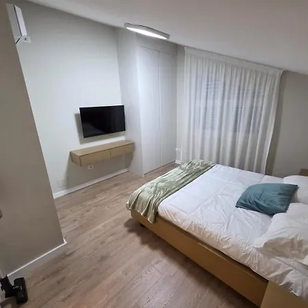 Renovated 2nd Floor Near Center 2 Daire