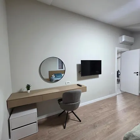 Renovated 2nd Floor Near Center 2 *