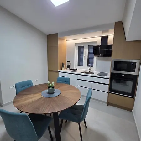 Renovated 2nd Floor Near Center 2 *