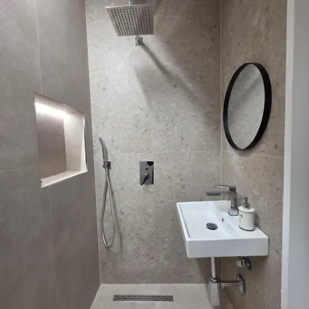 Renovated 2nd Floor Near Center 2 *