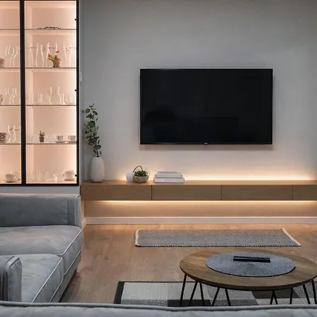 Renovated 2nd Floor Near Center 2 *