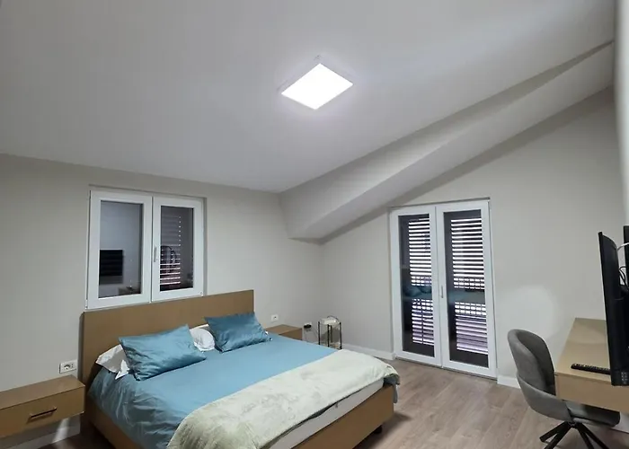 Renovated 2Nd Floor Apt Near City Center Villa 2 *