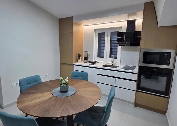 Brand New Modern Apartment, 2 Bedrooms And 2 Bathrooms *