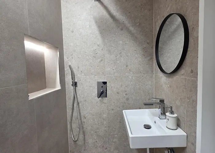 Renovated 2Nd Floor Apt Near City Center Villa 2 *